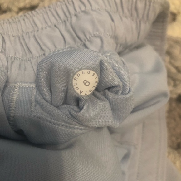 SOLD Lululemon Hotty Hot Short II *2.5" Windmill - Picture 5 of 5